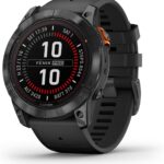 Garmin présente la fēnix 7X Pro Solar, montre GPS multisport de 51 mm avec bracelet noir.