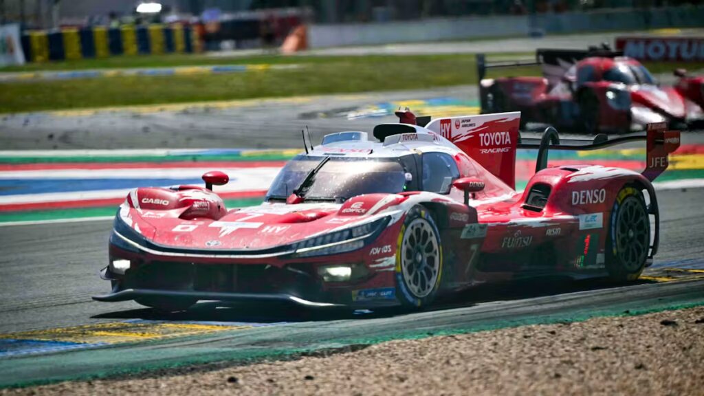 Toyota N°7 remporte les 24 Heures du Mans face à BMW dans une course disputée.