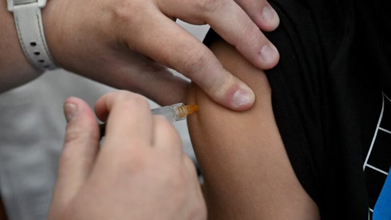 Baisse significative des cas de cancer du col de l’utérus en Angleterre grâce aux vaccinations.