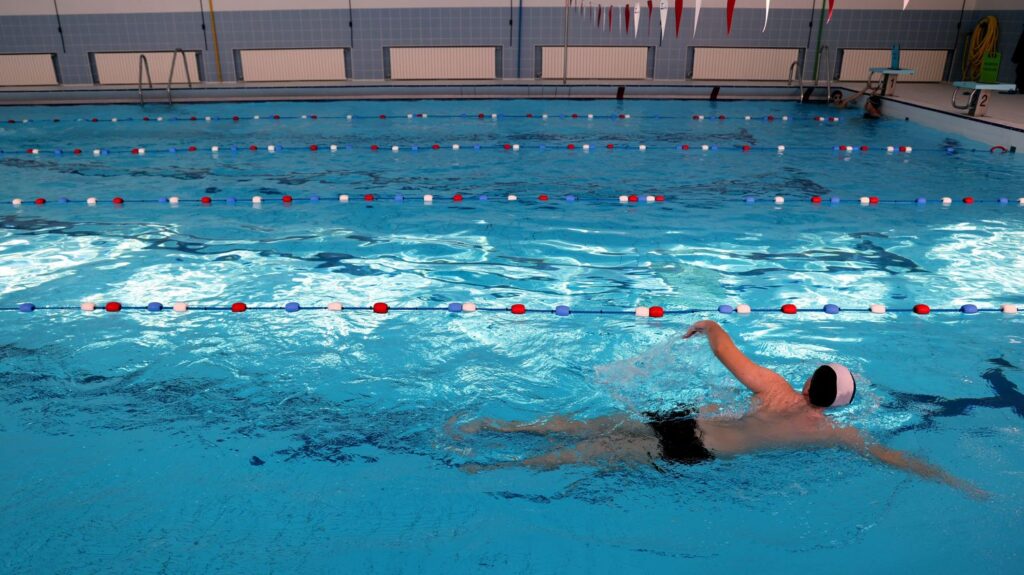 Marseille rend ses piscines municipales gratuites en réponse à la canicule.
