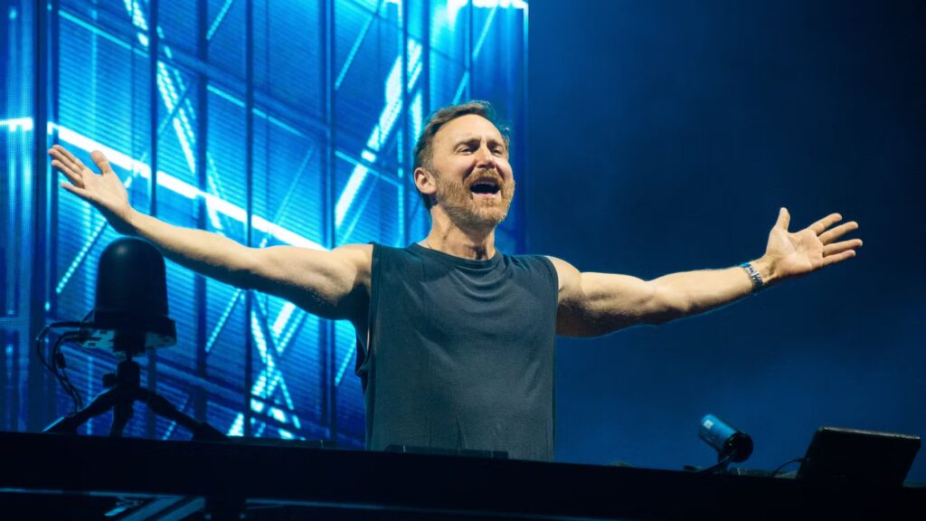 Sophie Adenot soutient David Guetta avant son concert au Stade de France.