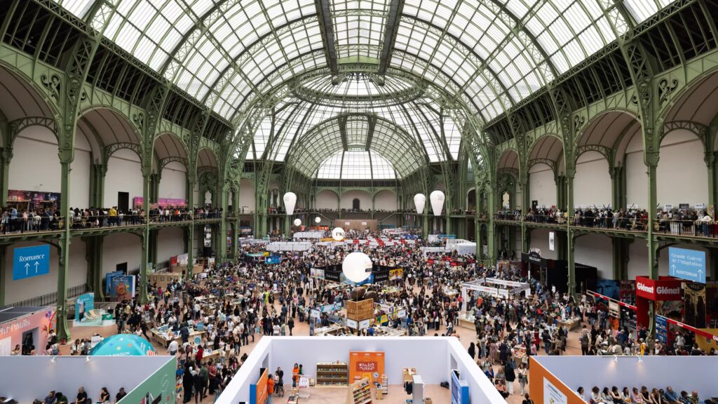 Le Festival du Livre à Paris débute avec des tensions parmi les participants.