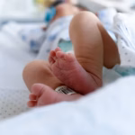 Enquête nationale au Royaume-Uni sur la mort évitable de 56 bébés.