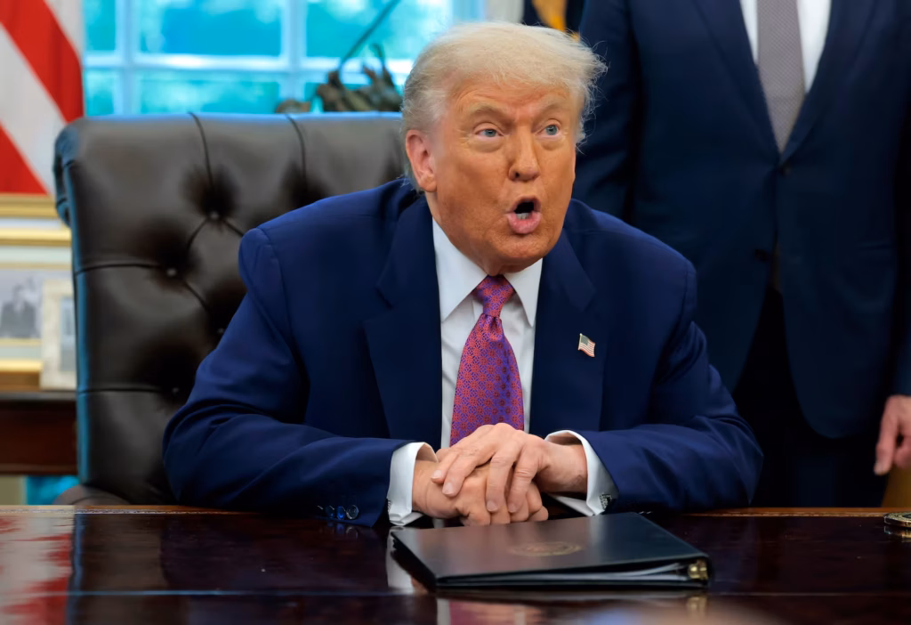 Les États-Unis ciblent des sites nucléaires iraniens, aggravant les tensions régionales.