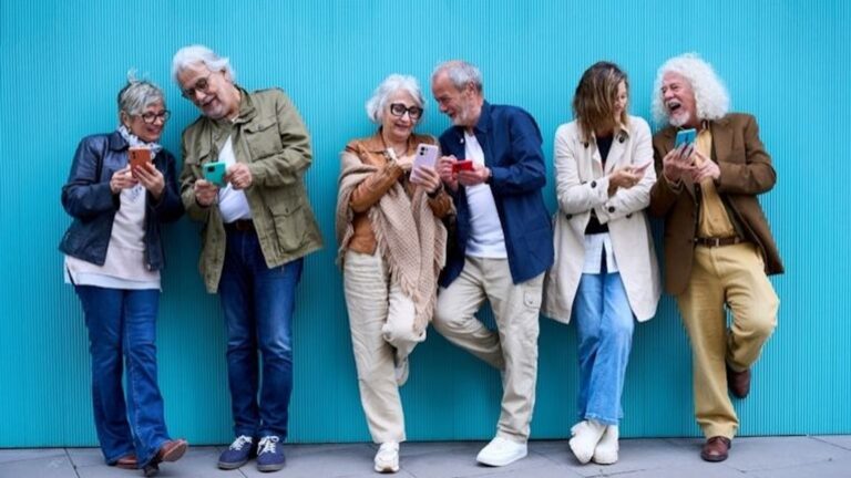 Les seniors réinventent leur image et transforment les stéréotypes sur le vieillissement.