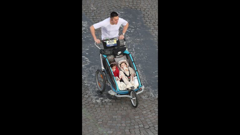 Un homme termine le marathon de Paris en 3h02 en courant avec sa fille en poussette.