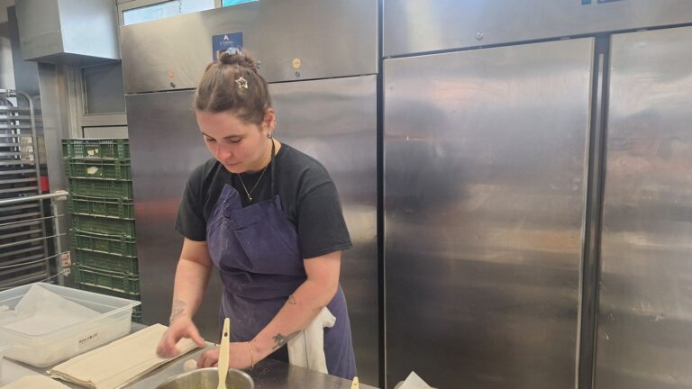 Des chefs réinventent le modèle de travail en cuisine face aux violences professionnelles.