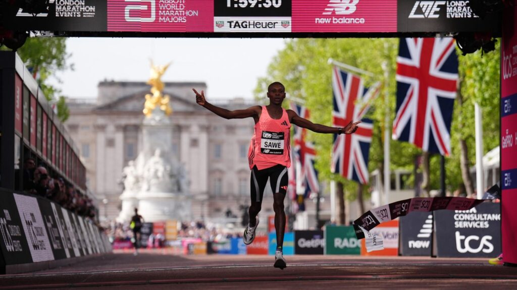 Sabastian Sawe, Kényan, établit un nouveau record du monde du marathon à Londres.