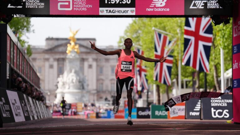 Sabastian Sawe, Kényan, établit un nouveau record du monde du marathon à Londres.