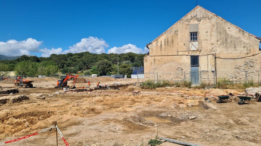 Le porte-avions en construction à Toulon soulève des questions sur la sécurité maritime.