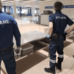 Plus de 500 cartouches de cigarettes saisies à l&rsquo;aéroport, une femme condamnée à 18 mois de prison.