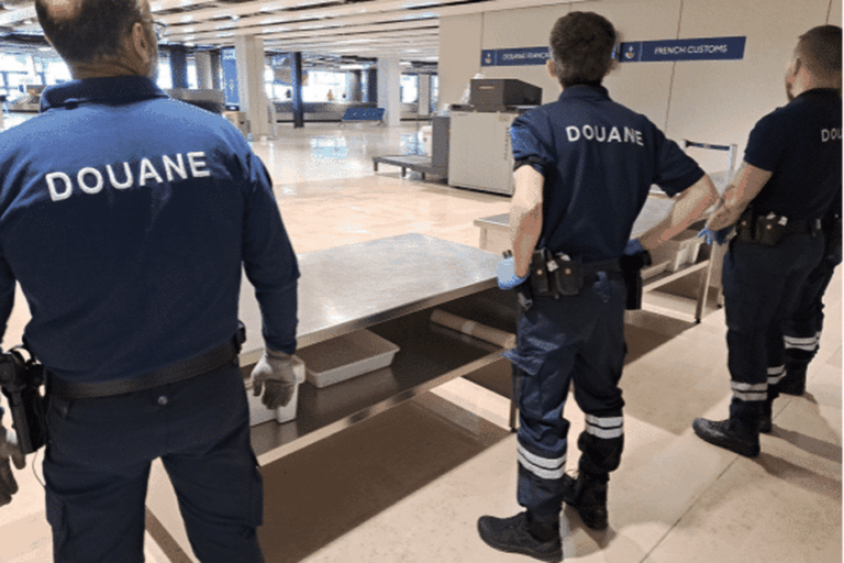 Plus de 500 cartouches de cigarettes saisies à l’aéroport, une femme condamnée à 18 mois de prison.
