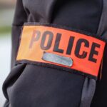 Un homme blessé par balles et arme blanche à Nice, une enquête ouverte par la police.