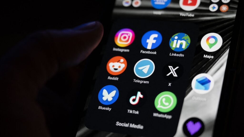 Réseaux sociaux dans le viseur de 30 associations face à la hausse des arnaques financières en ligne.