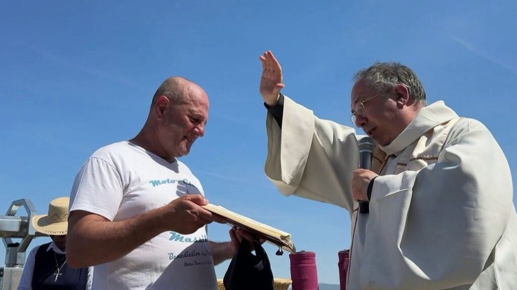 Des motards reçoivent leur bénédiction annuelle devant Notre-Dame de la Garde à Marseille