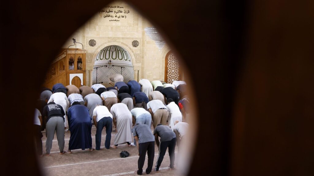 À Marseille, des fidèles musulmans attendent toujours une grande mosquée pour l’Aïd el-Kébir.