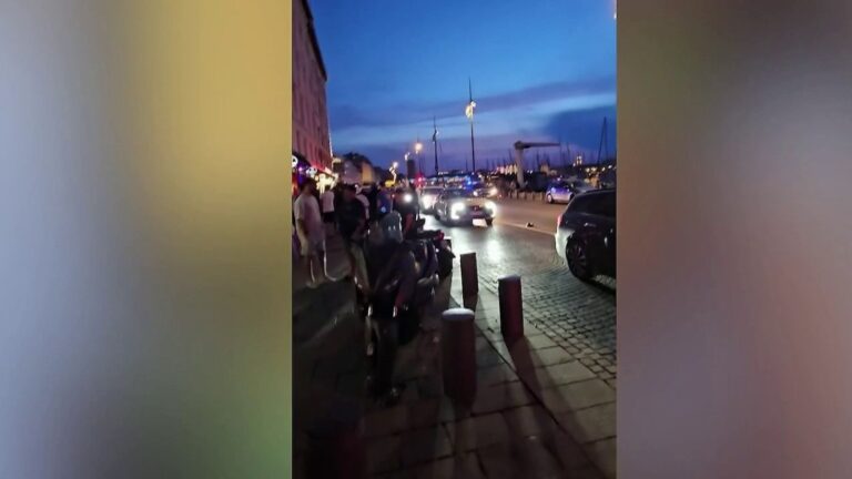 Une famille portant des couleurs du PSG confrontée à des tensions sur le Vieux-Port de Marseille
