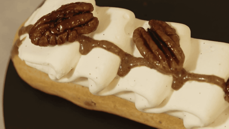 L’éclair, dessert emblématique de la pâtisserie française, séduit les gourmets par sa simplicité.