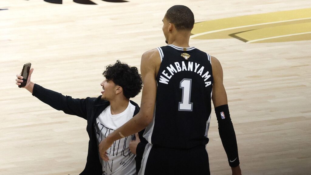 Victor Wembanyama interrompu par un fan sur le parquet lors de la finale NBA