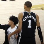 Victor Wembanyama interrompu par un fan sur le parquet lors de la finale NBA