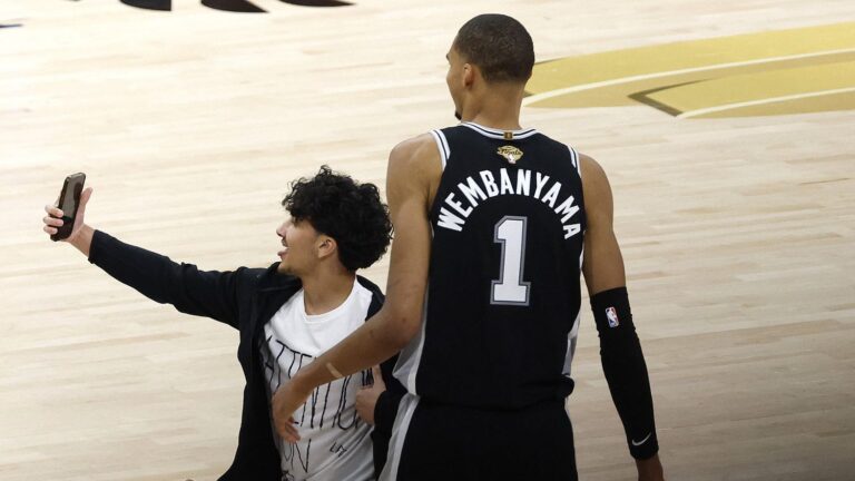 Victor Wembanyama interrompu par un fan sur le parquet lors de la finale NBA