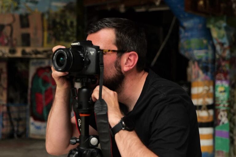Florent Devauchel photographie des lieux abandonnés pour préserver leur mémoire.