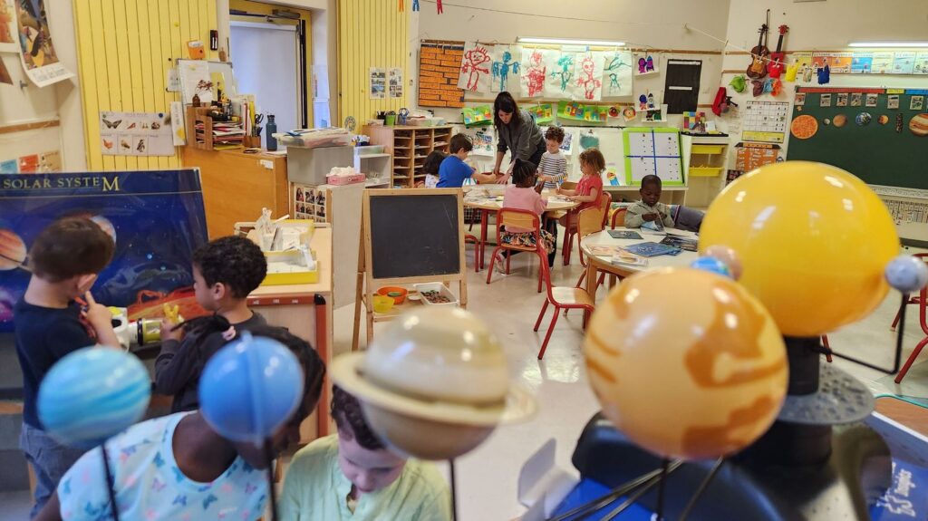 Des élèves de maternelle participent à l’expérience ChlorISS avec l’astronaute Sophie Adenot.