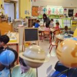 Des élèves de maternelle participent à l&rsquo;expérience ChlorISS avec l&rsquo;astronaute Sophie Adenot.
