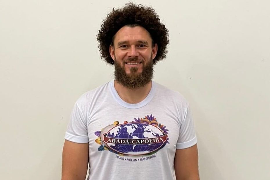 Passarhino, professeur de capoeira, explore l’intersection entre arts martiaux et culture vivante.