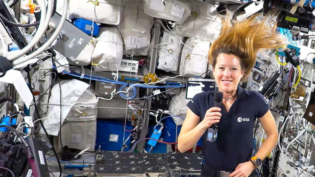 Sophie Adenot, astronaute française, effectue des recherches sur la microgravité dans l’espace.