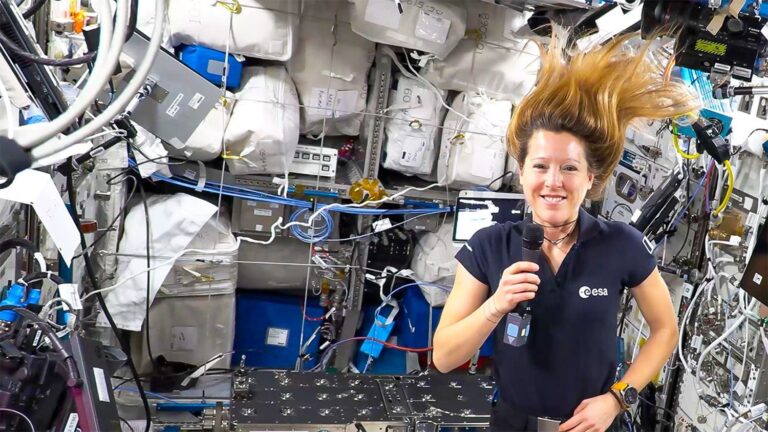 Sophie Adenot, astronaute française, effectue des recherches sur la microgravité dans l’espace.