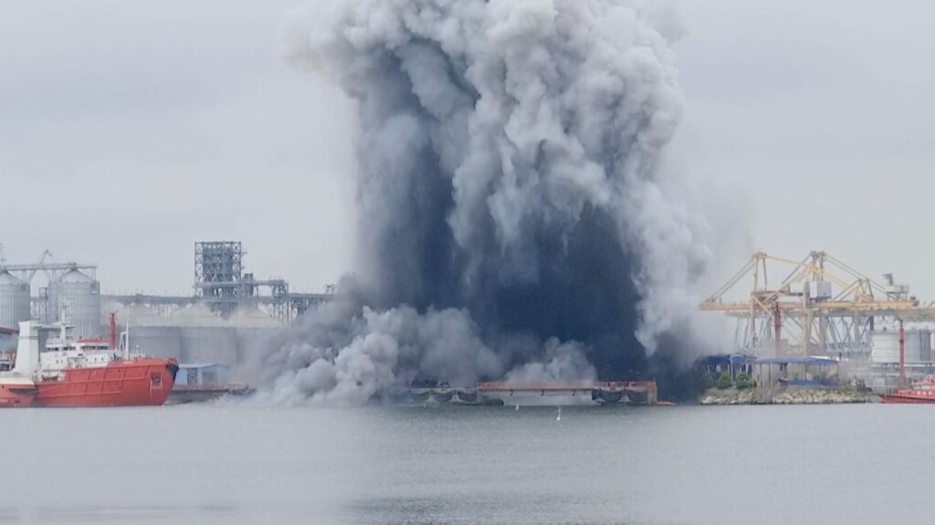 Explosion d’un drone maritime à Constanta, l’Ukraine perd le contrôle face au brouillage russe.
