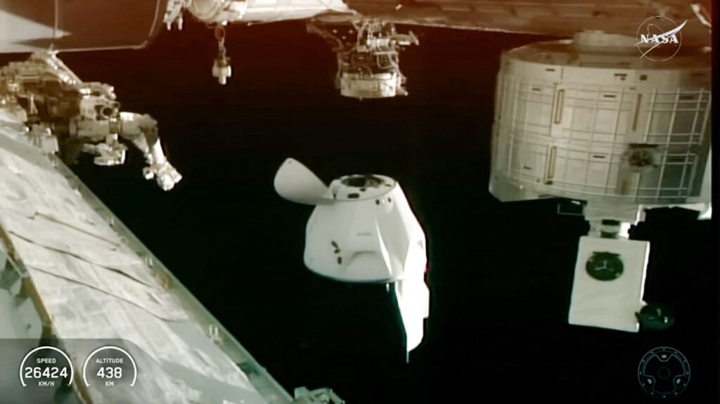 Les astronautes de l’ISS retournent à la station après une évacuation pour fuites.