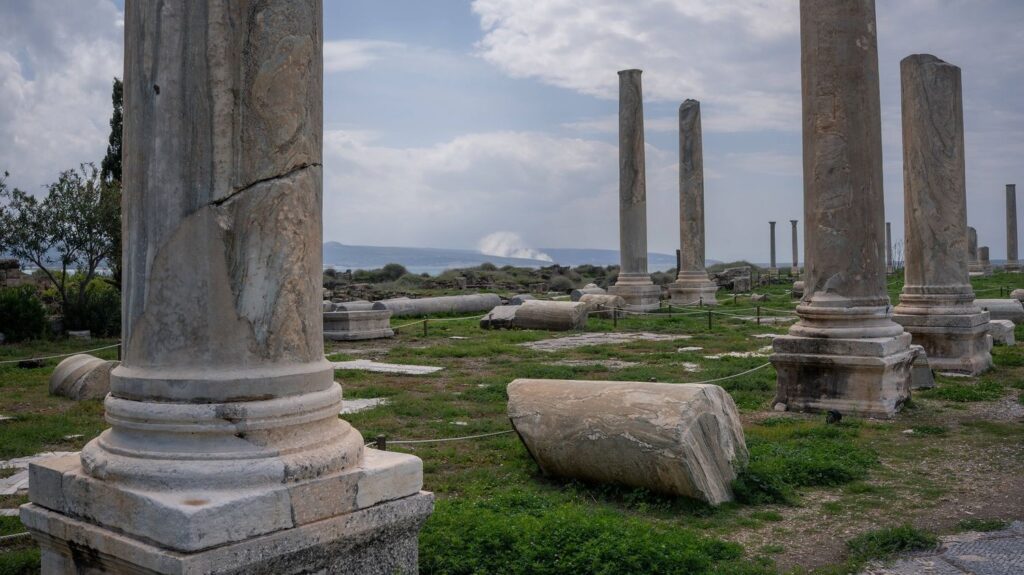 Frappes israéliennes endommagent le site archéologique de Tyr au Liban.