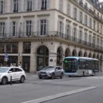 Aménagement de la rue de Rivoli : débat sur la cohabitation bus, vélos et voitures à Paris.
