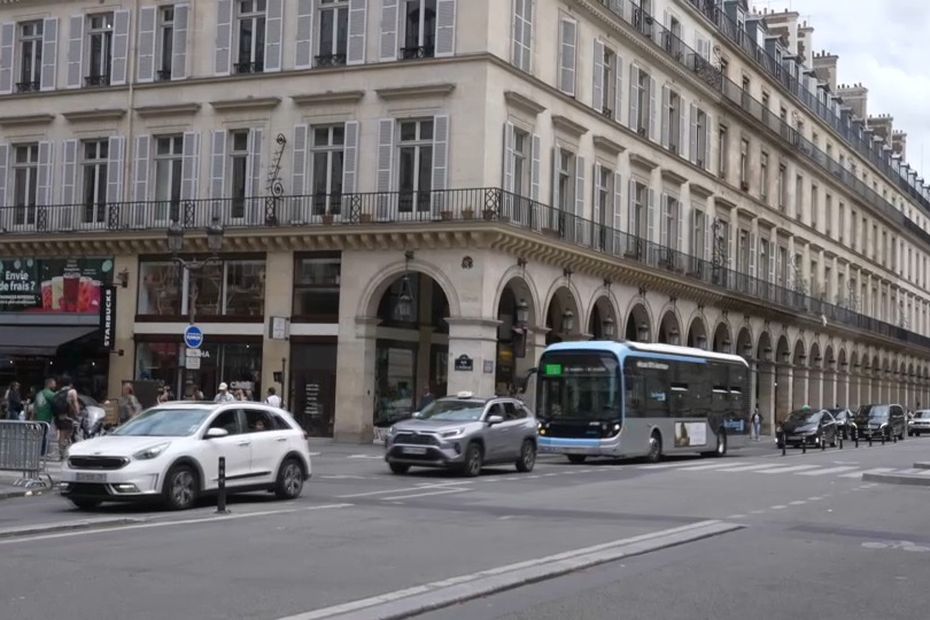 Aménagement de la rue de Rivoli : débat sur la cohabitation bus, vélos et voitures à Paris.