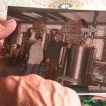 Un homme réalise son rêve en brassant de la bière, 30 ans après avoir tout quitté.