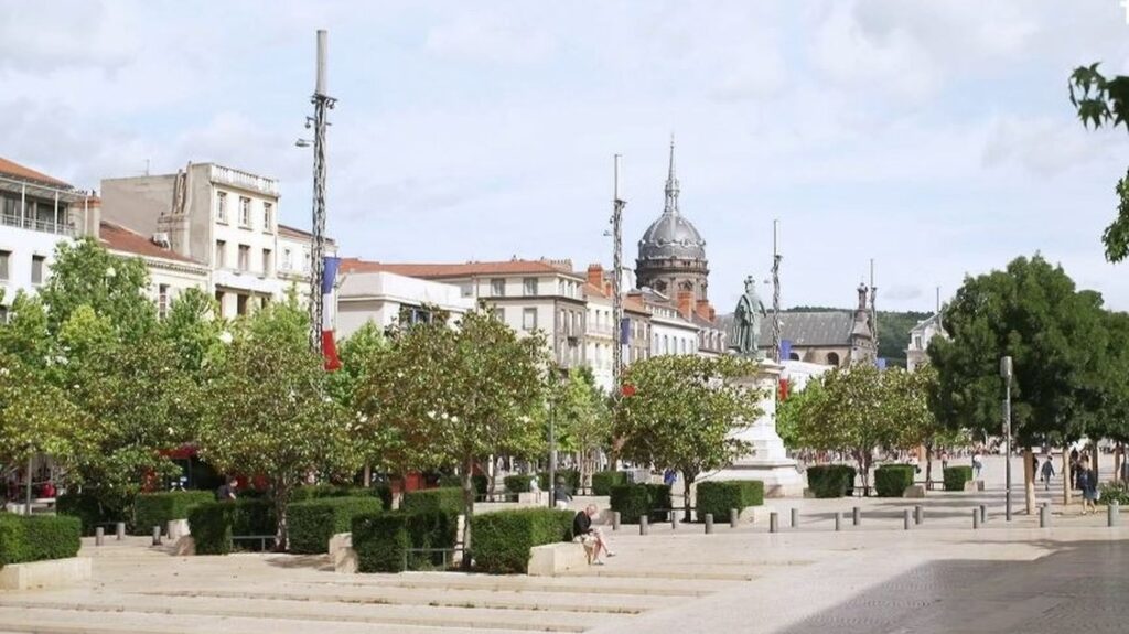 Clermont-Ferrand renforce la sécurité pour la Coupe du Monde avec amendes et restrictions.