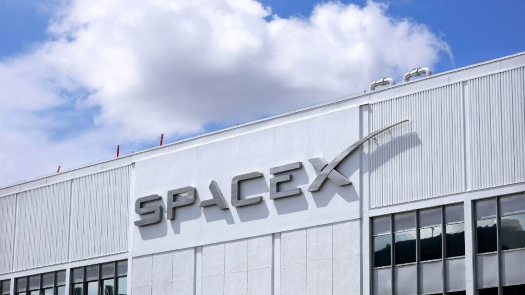 SpaceX révolutionne l’industrie spatiale avec des fusées réutilisables et des lancements intensifiés