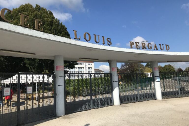 Vandalisme dans un lycée rénové : feux d’artifice, trous dans les murs et excréments dans les douches.