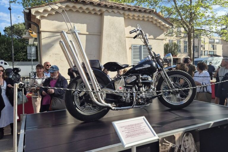 Un artiste tropézien reconstitue la Harley-Davidson de Brigitte Bardot à l’identique.
