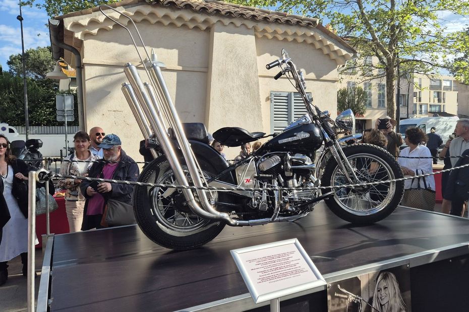 Un artiste tropézien reconstitue la Harley-Davidson de Brigitte Bardot à l’identique.