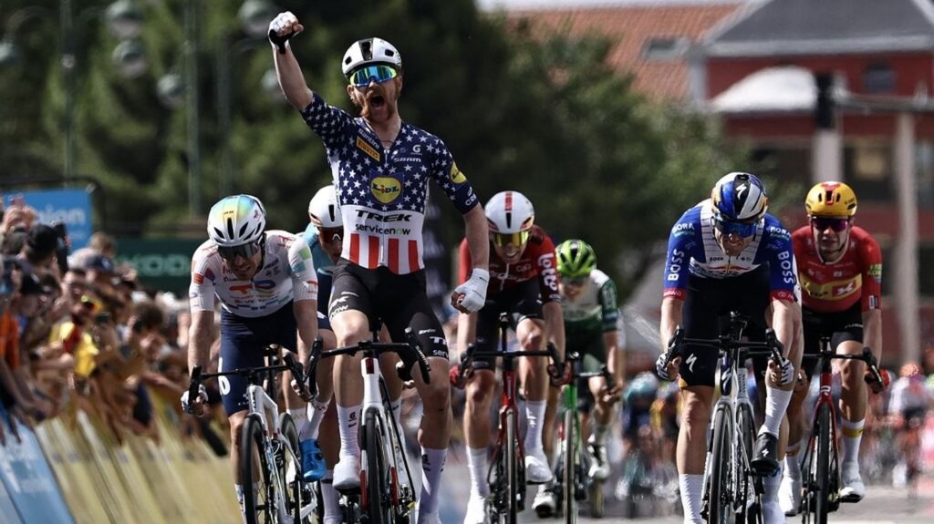 Quinn Simmons remporte la 4e étape du Tour Auvergne-Rhône-Alpes, Alex Baudin conserve le maillot jaune.
