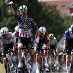 Quinn Simmons remporte la 4e étape du Tour Auvergne-Rhône-Alpes, Alex Baudin conserve le maillot jaune.