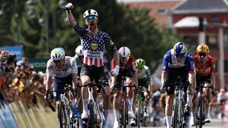 Quinn Simmons remporte la 4e étape du Tour Auvergne-Rhône-Alpes, Alex Baudin conserve le maillot jaune.