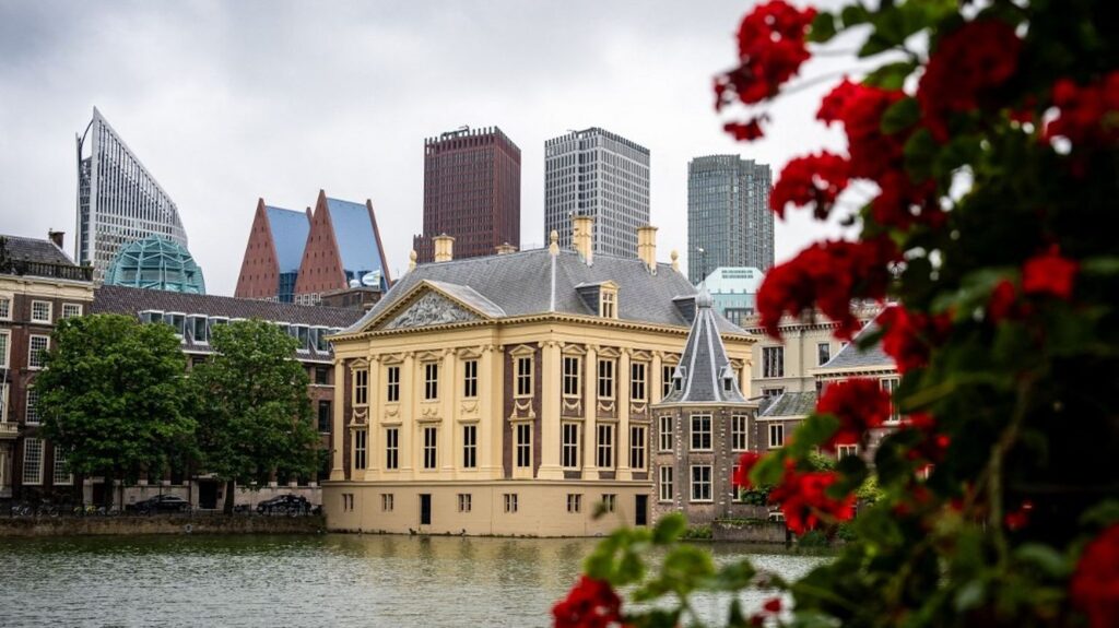 Le musée Mauritshuis à La Haye conserve des œuvres de Rembrandt après autorisation.
