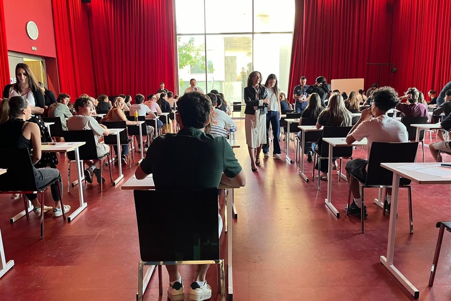 Élèves confiants après l’épreuve de français, prêts pour le mathématiques au Bac 2026.