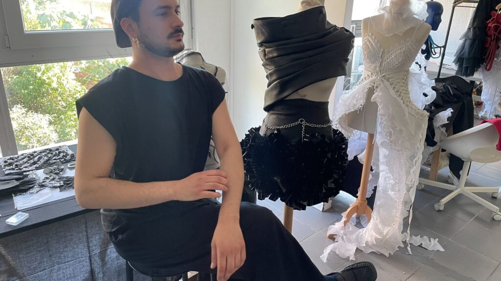 Des étudiants de Marseille présentent des créations lors de la Slow Fashion Week écoresponsable.