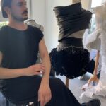 Des étudiants de Marseille présentent des créations lors de la Slow Fashion Week écoresponsable.