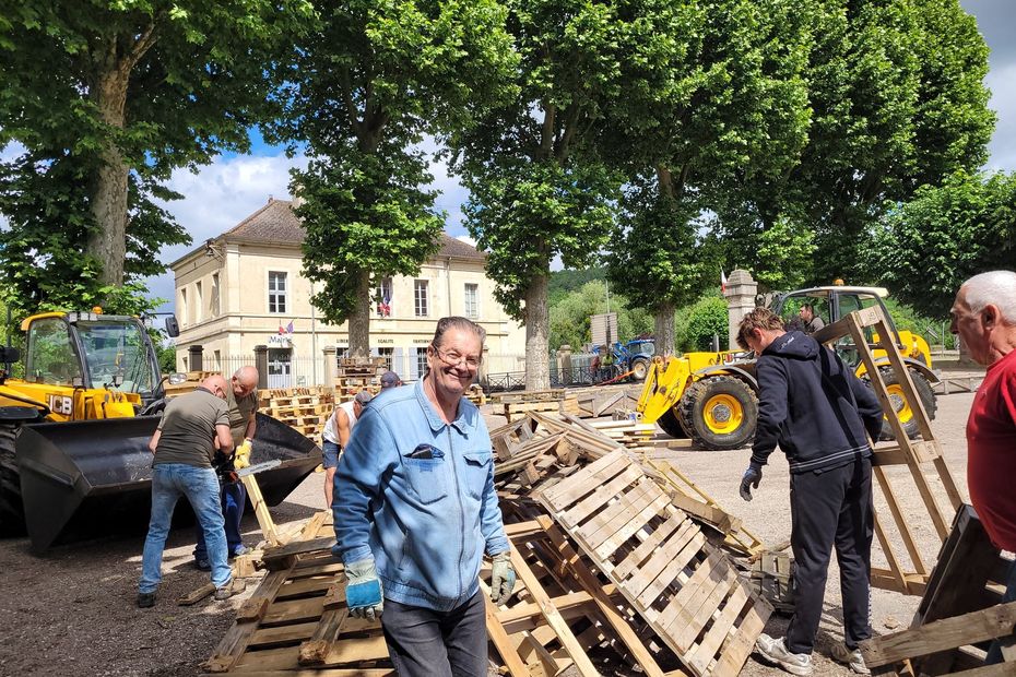 Un village en France se mobilise pour reconstruire son bûcher de la Saint-Jean, détruit volontairement.